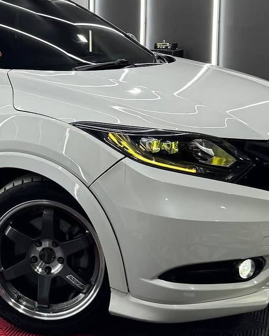 Detail lampu depan dan refleksi coating Honda HR-V