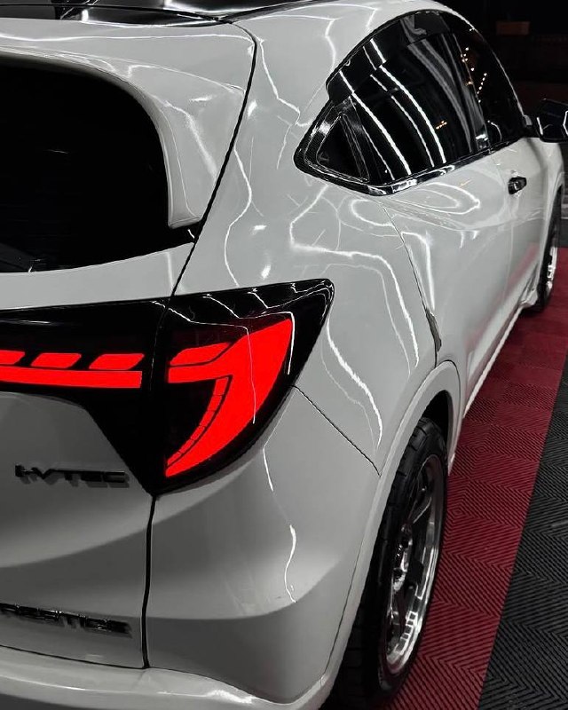 Refleksi coating pada sisi belakang Honda HR-V putih